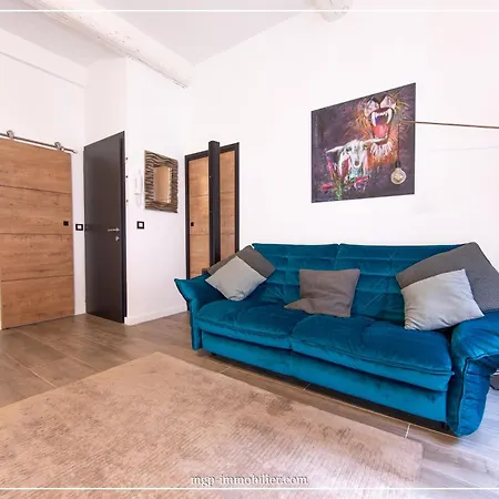 F2 Grand Standing Apartment