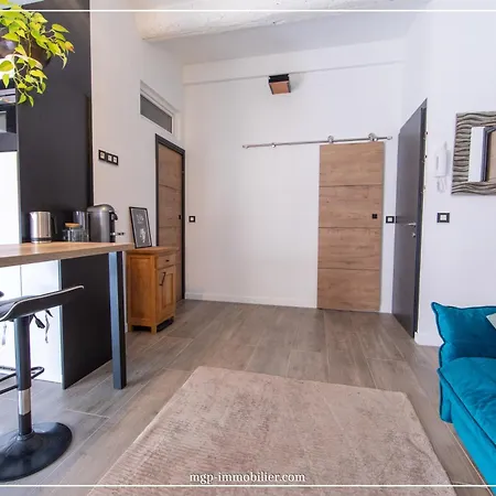 F2 Grand Standing Apartment